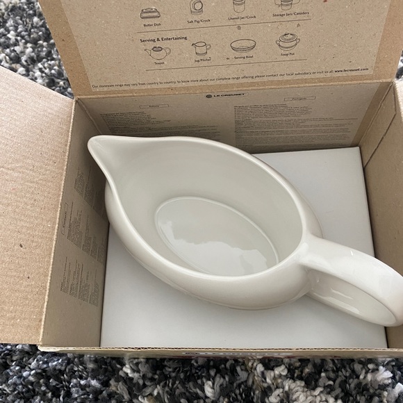 COPY - New In Box Le Creuset Gravy Boat & Dish Set! - Picture 4 of 8